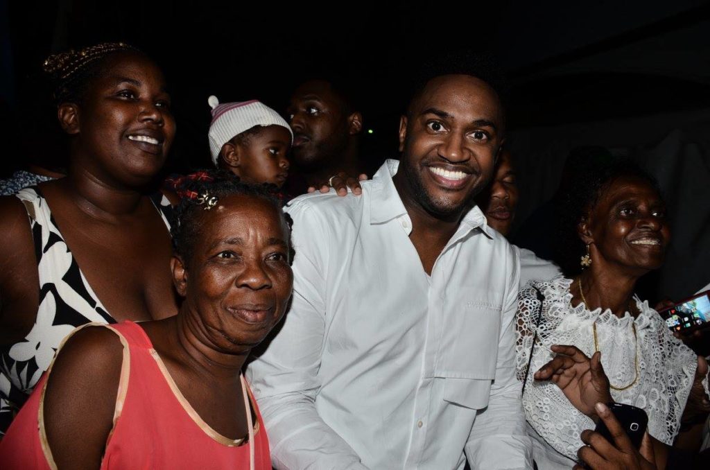 Nelson greeted by patrons at concert