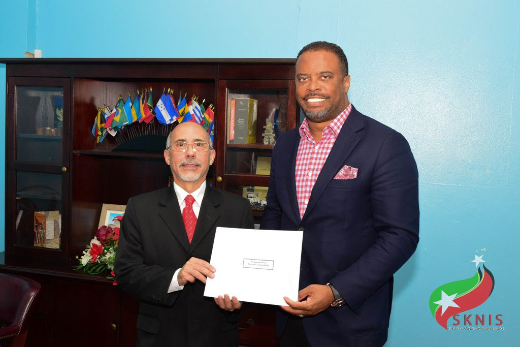 VENEZUELAN CHARGE D AFFAIRES AD HOC PRESENTS LETTER OF CREDENCE TO ST. KITTS-NEVIS’ MINISTER OF FOREIGN AFFAIRS