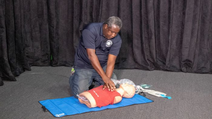 EMERGENCY MEDICAL TECHNICIAN URGES PUBLIC TO GIVE WAY TO AMBULANCE WITH SIRENS AND FLASHING LIGHTS ACTIVATED