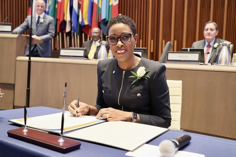 Dr. Sealey-Thomas, of Antigua and Barbuda is sworn in as PAHO/WHO Assistant Director